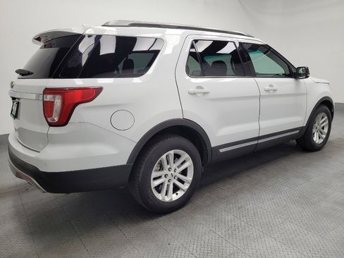 Used 2017 Ford Explorer XLT image 10