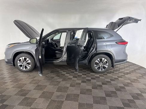 Used 2022 Toyota Highlander XLE image 11