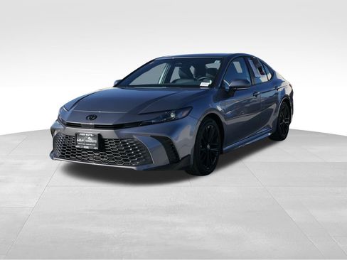 Used 2025 Toyota Camry SE image 7