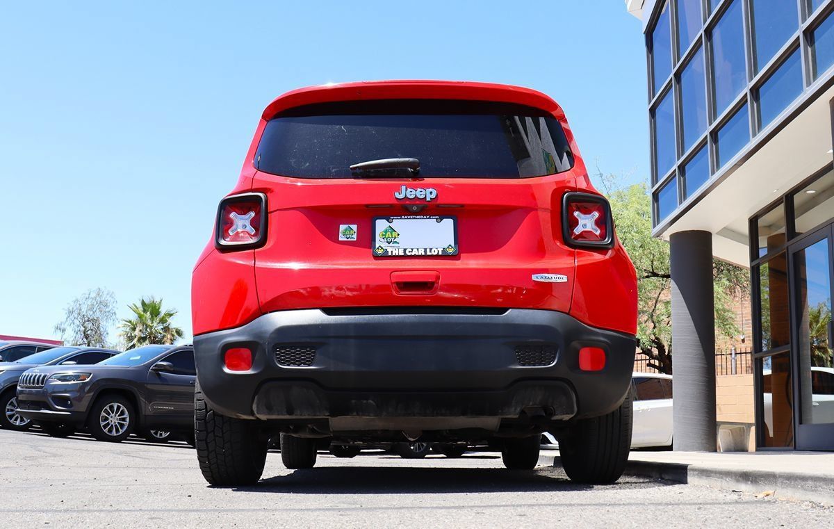 Used 2018 Jeep Renegade Latitude FWD image 12