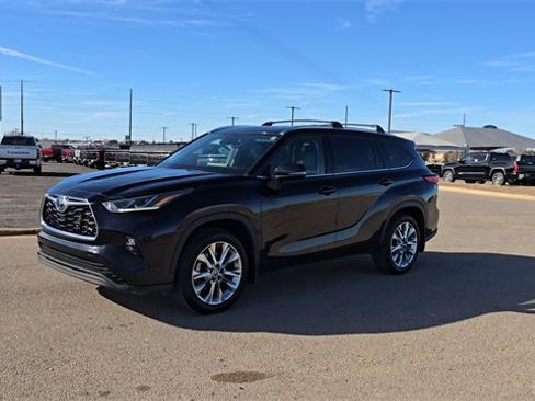 Used 2023 Toyota Highlander Limited image 2