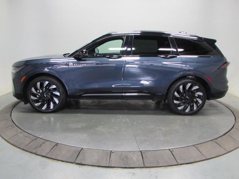 Used 2024 Lincoln Nautilus Reserve w/ Jet Appearance Package (87T) AWD/4WD image 4
