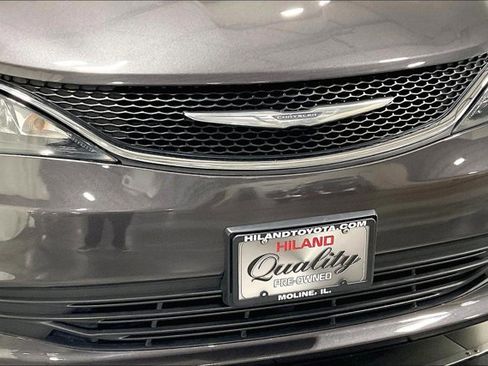 Used 2017 Chrysler Pacifica Touring image 31