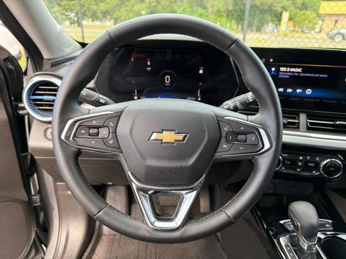 Used 2025 Chevrolet Trax LT w/ Driver Confidence Package FWD image 15