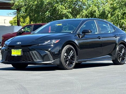 Used 2025 Toyota Camry SE FWD image 16