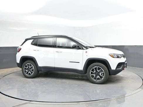 Used 2025 Jeep Compass Trailhawk AWD/4WD image 3