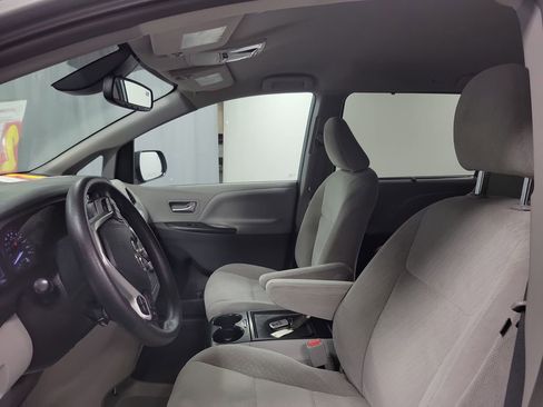 Used 2019 Toyota Sienna LE w/ LE Preferred Package image 12