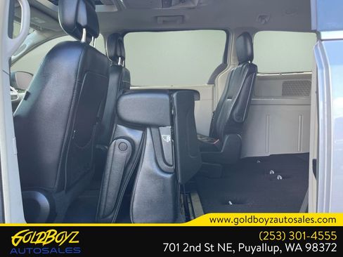 Used 2013 Chrysler Town & Country Touring-L w/ Driver Convenience Group image 15