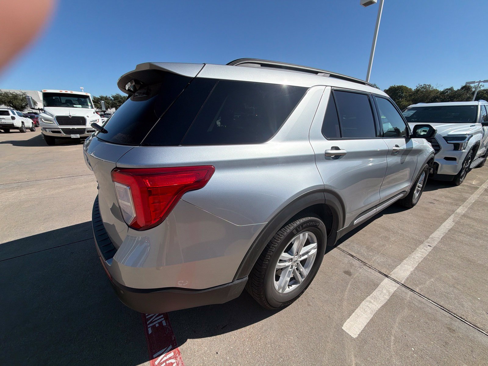 Used 2022 Ford Explorer XLT w/ Equipment Group 202A RWD image 6