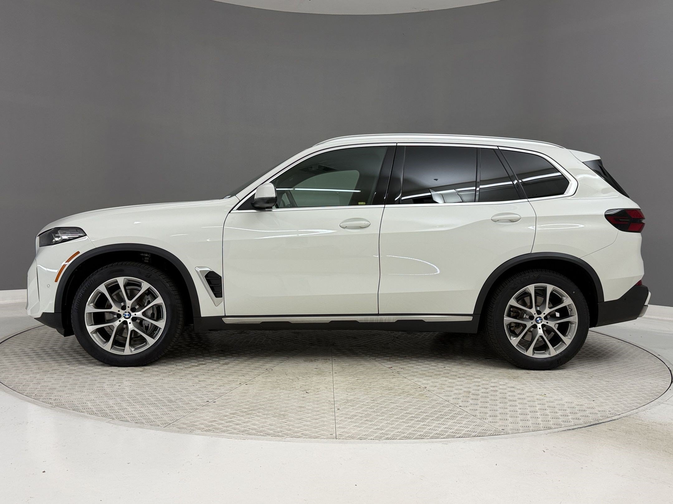 Used 2024 BMW X5 sDrive40i RWD image 2