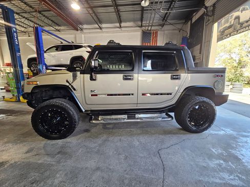 Used 2005 HUMMER H2 SUT w/ Preferred Equipment Group AWD/4WD image 40