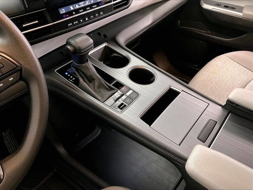 Used 2025 Toyota Sienna LE FWD image 19