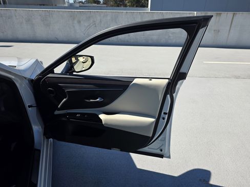 Used 2024 Lexus ES 300h w/ Luxury Package image 28