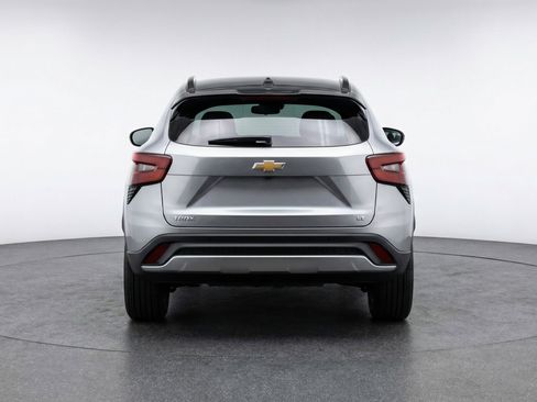 Used 2025 Chevrolet Trax LT FWD image 7