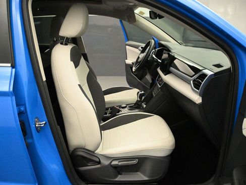 Used 2025 Volkswagen Taos SE w/ Panoramic Sunroof Package image 17