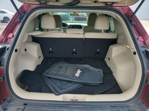 Used 2019 Jeep Cherokee Latitude w/ Popular Appearance Group AWD/4WD image 29