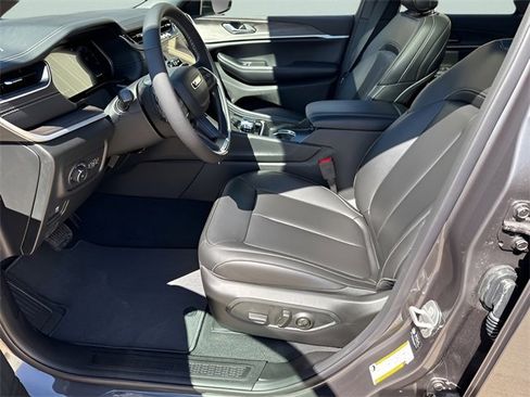 New 2025 Jeep Grand Cherokee Limited w/ Black Appearance Package image 14