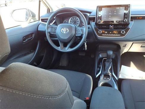 Used 2022 Toyota Corolla LE image 4
