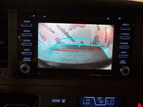 Used 2018 Toyota Sienna LE w/ Carpet Mat Package FWD image 31