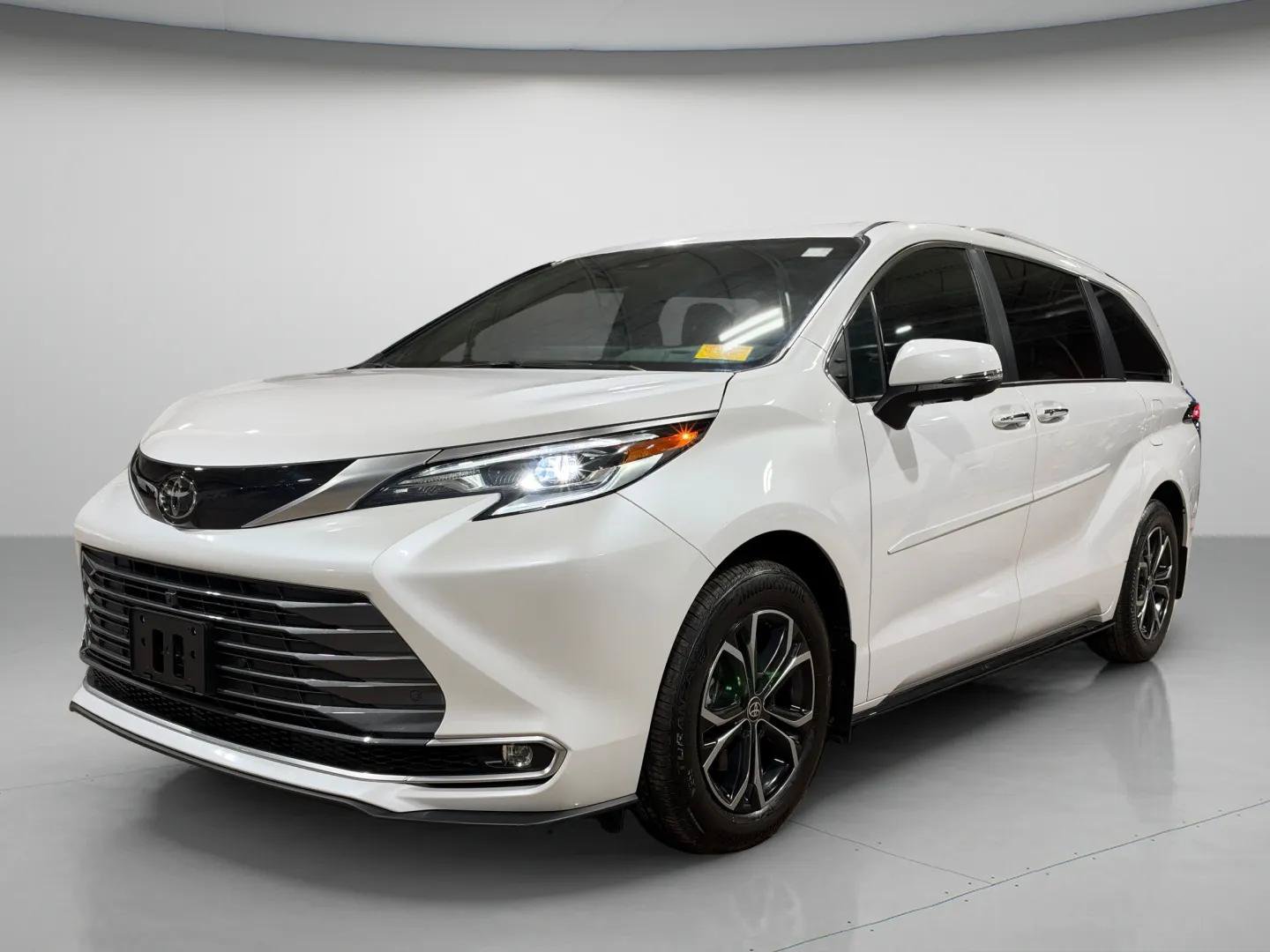Used 2026 Toyota Sienna Platinum AWD/4WD image 8