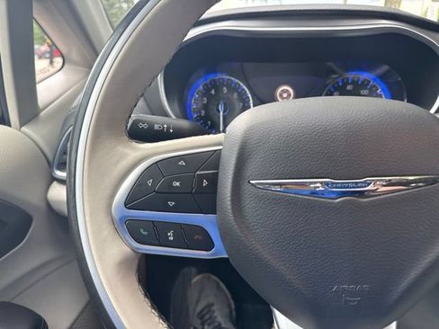 Used 2019 Chrysler Pacifica Limited FWD image 32