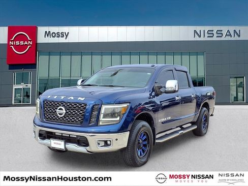 Used 2019 Nissan Titan SV w/ SV Convenience Package image 3