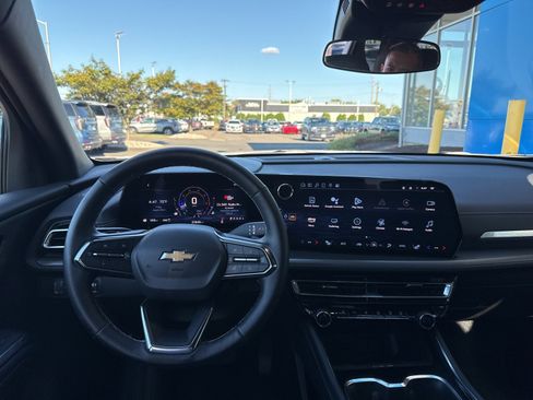 Used 2025 Chevrolet Traverse LT image 2