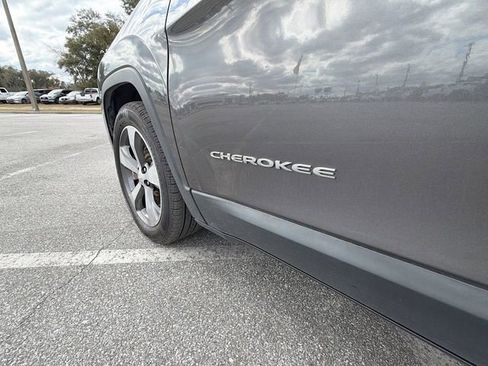 Used 2020 Jeep Cherokee Limited image 11