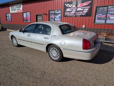 Used 2005 Lincoln Town Car Signature Limited image 7