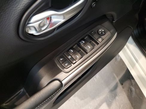 Used 2019 Jeep Cherokee Overland w/ Technology Group AWD/4WD image 12