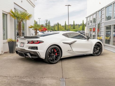 Used 2024 Chevrolet Corvette Z06 w/ Stealth Interior Trim Package RWD image 8