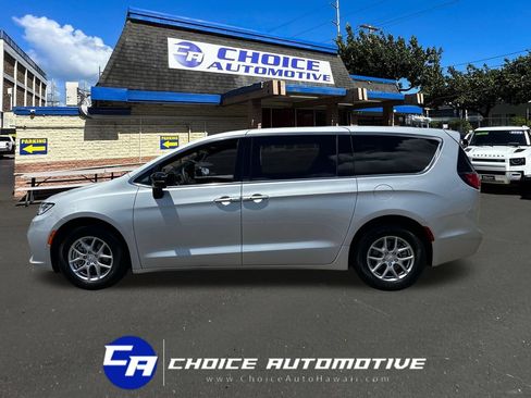 Used 2026 Chrysler Pacifica Select FWD image 3