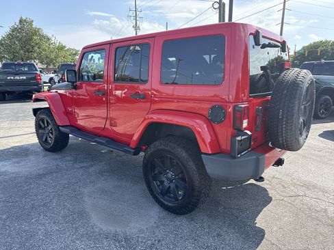 Used 2017 Jeep Wrangler Unlimited Sahara w/ Connectivity Group AWD/4WD image 9