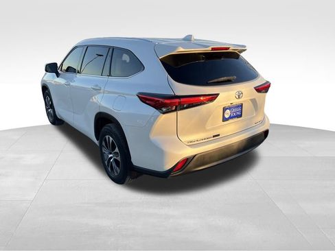 Used 2021 Toyota Highlander XLE image 3
