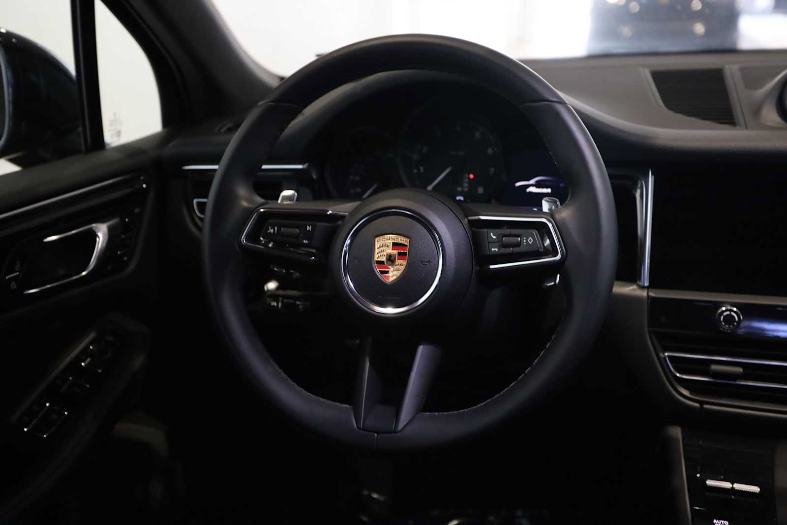 Used 2025 Porsche Macan AWD/4WD image 21