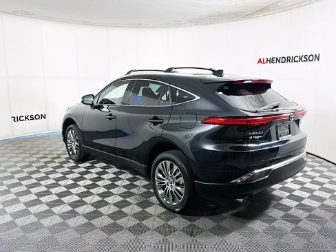 Used 2024 Toyota Venza XLE image 5