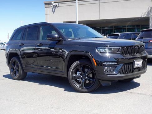 Used 2023 Jeep Grand Cherokee Limited w/ Luxury Tech Group II AWD/4WD image 5