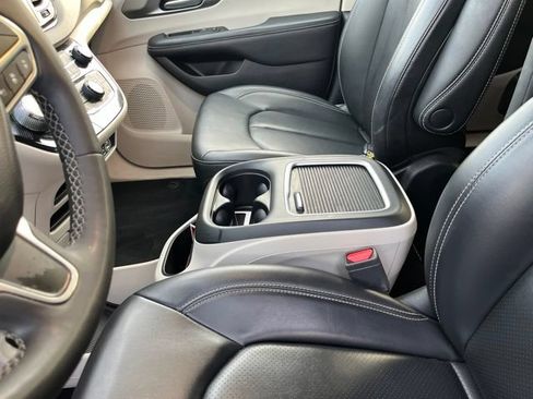 Used 2023 Chrysler Pacifica Touring-L FWD image 8