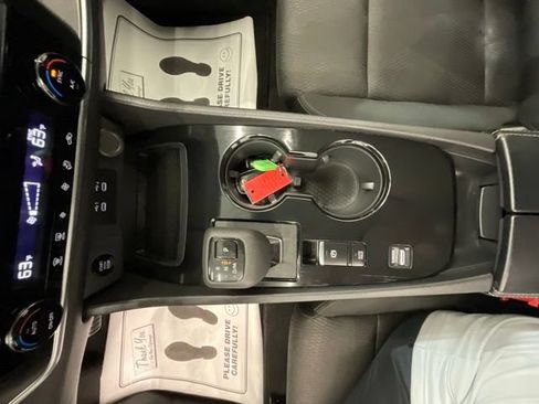 Used 2025 Nissan Rogue SV FWD image 21