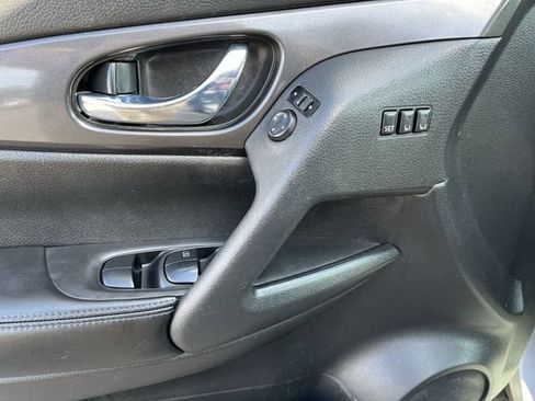 Used 2020 Nissan Rogue SV w/ Premium Package image 17