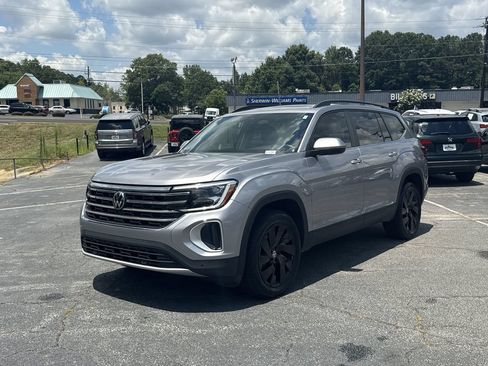 Used 2025 Volkswagen Atlas SE w/ Panoramic Sunroof Package FWD image 3