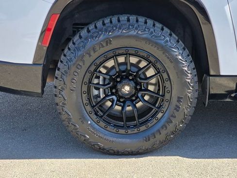 Used 2024 Jeep Wagoneer L 4WD image 8