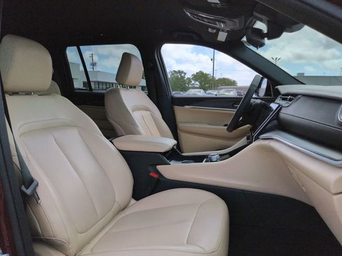 Used 2024 Jeep Grand Cherokee Limited image 29