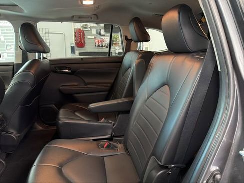 Used 2022 Toyota Highlander XLE image 24