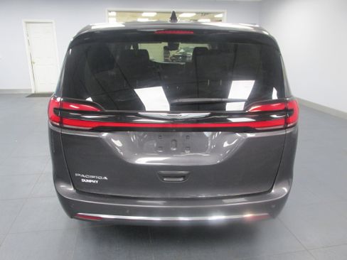 Used 2023 Chrysler Pacifica Touring-L FWD image 6
