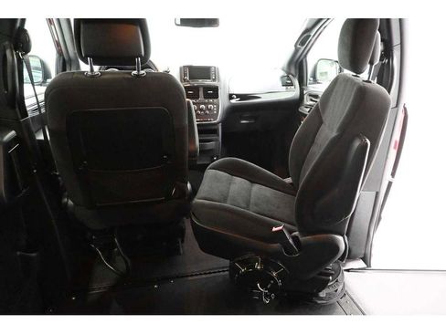 Used 2019 Dodge Grand Caravan SE FWD image 25