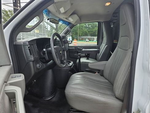 Used 2017 Chevrolet Express 2500 RWD image 10