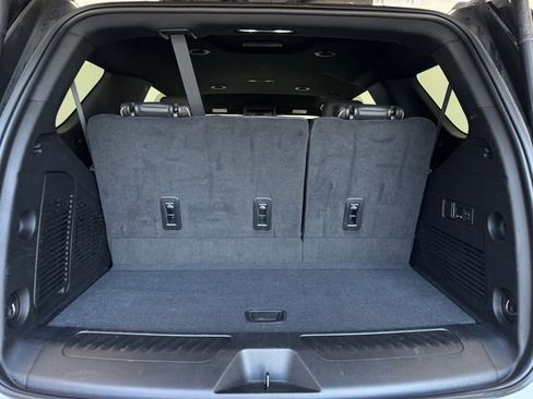 Used 2024 GMC Yukon SLT w/ SLT Luxury Package image 8
