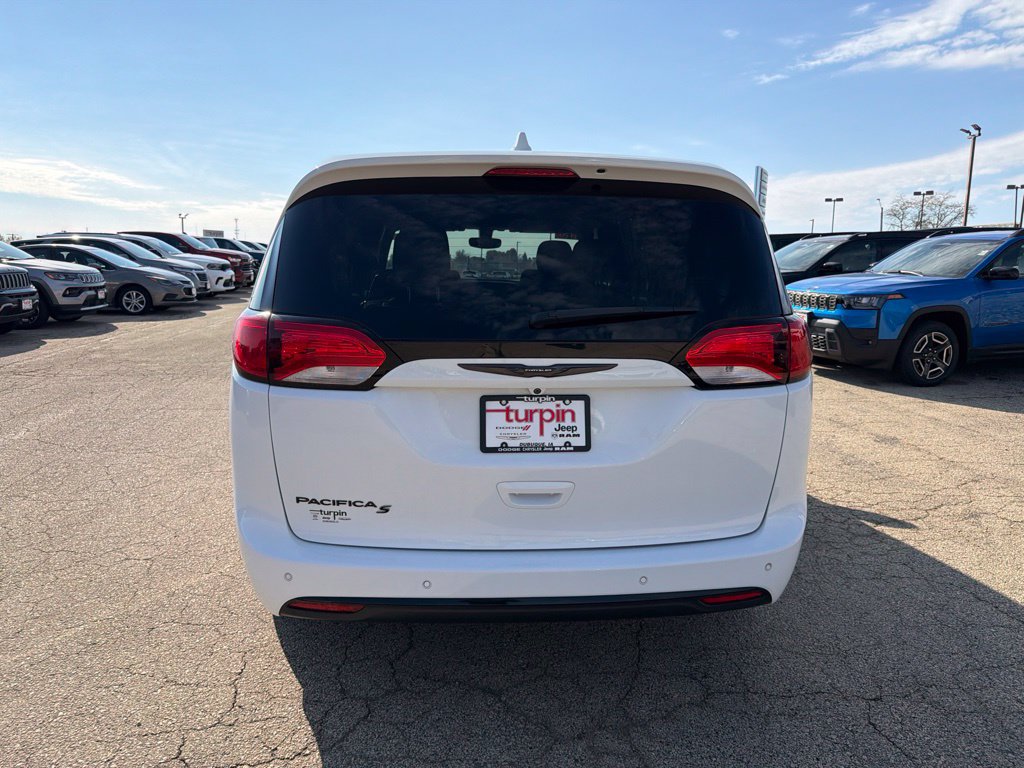 Used 2019 Chrysler Pacifica Touring Plus w/ S Appearance Package FWD image 6