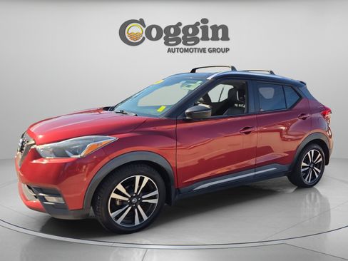Used 2020 Nissan Kicks SR w/ SR Premium Package FWD image 1
